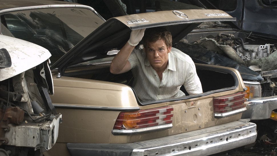 Dexter in einem Kofferraum auf dem Schrottplatz