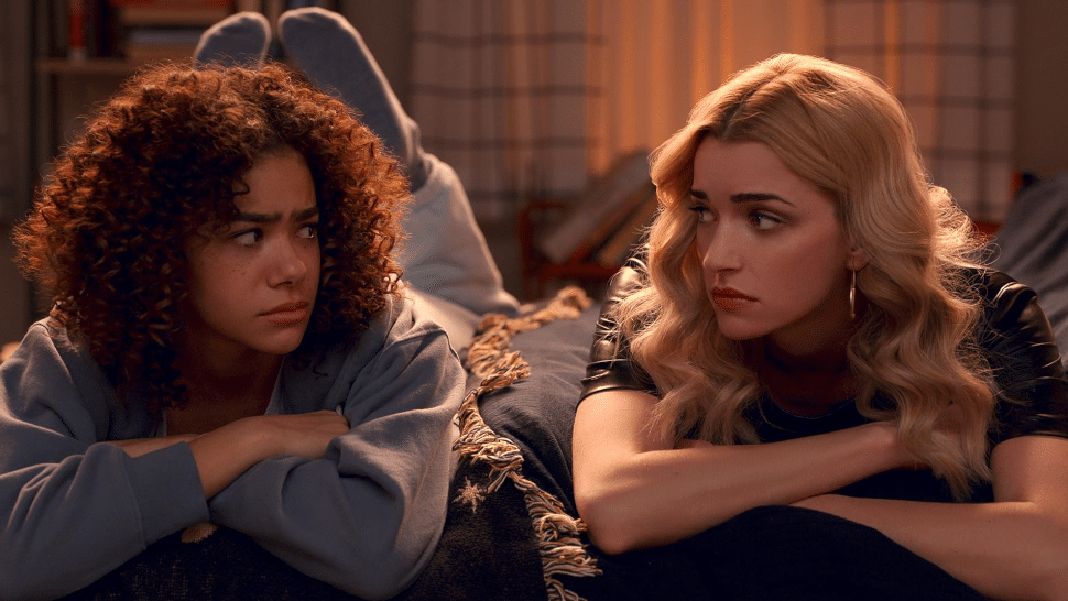 Brianne Howey und Antonia Gentry in "Ginny & Georgia"
